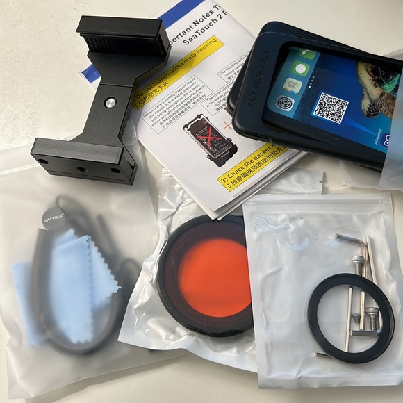 SeaTouch 2 Pro with wide angle lens, macro lens, red filter, and lens adapter - Picture 14 of 16